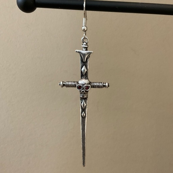 Unisex Silver Tone Goth Punk Skull & Dagger Dangle Earring - Picture 3 of 7